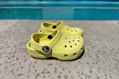 Sandalias Crocs amarillas para niños Unisex - miniatura 1