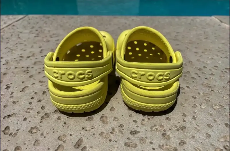 Sandalias Crocs amarillas para niños Unisex - 2