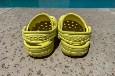 Sandalias Crocs amarillas para niños Unisex - miniatura 2