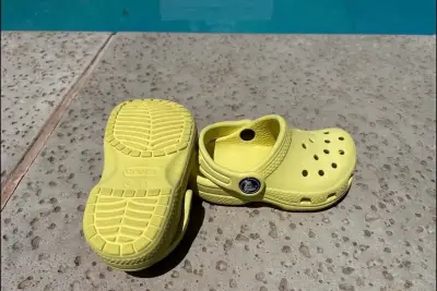 Sandalias Crocs amarillas para niños Unisex - miniatura 3