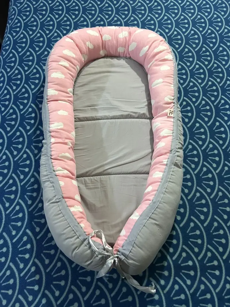 Cojín nido para bebé rosa con nubes - 2