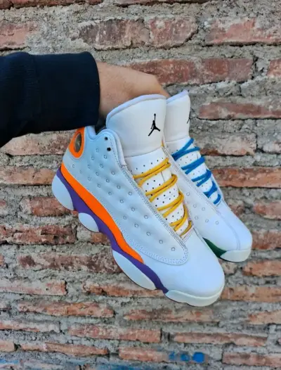 Zapatillas Jordan Original blancas con detalles c - miniatura 1