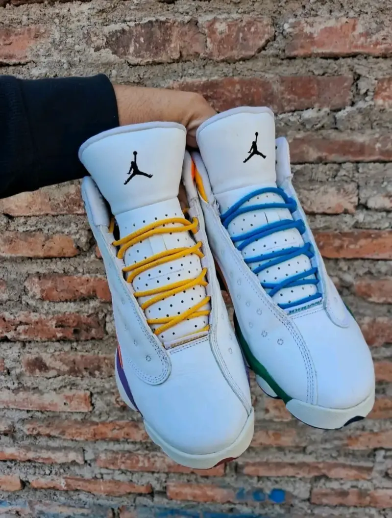 Zapatillas Jordan Original blancas con detalles c - 2
