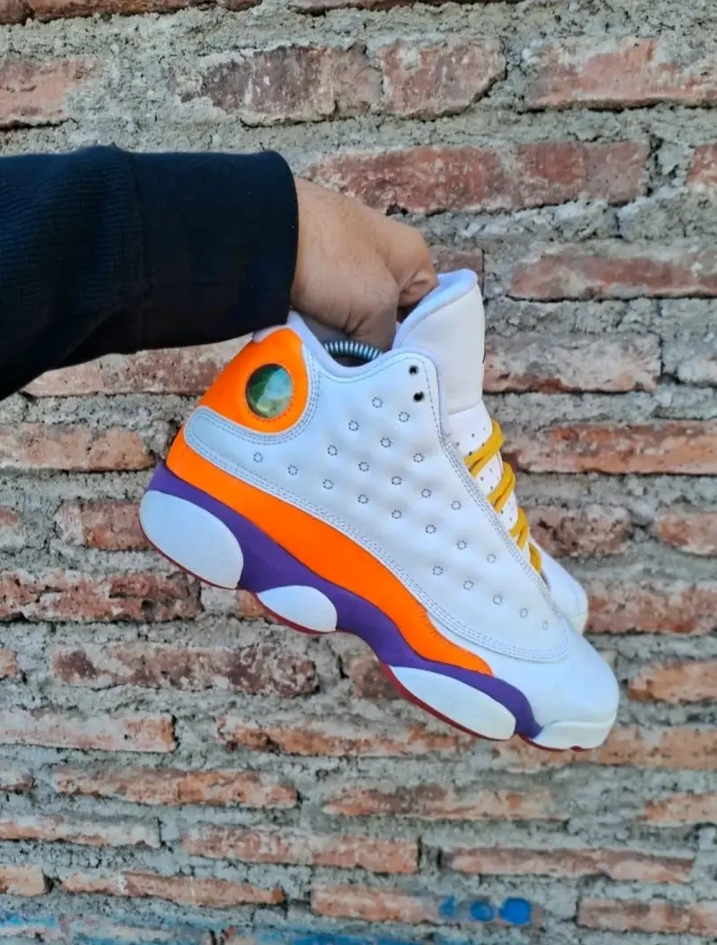 Zapatillas Jordan Original blancas con detalles c - 4