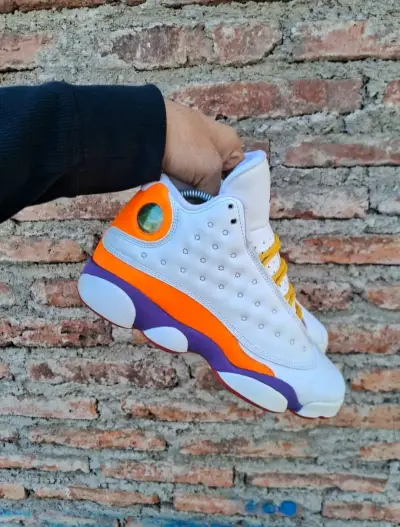 Zapatillas Jordan Original blancas con detalles c - miniatura 4
