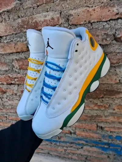 Zapatillas Jordan Original blancas con detalles c - miniatura 5