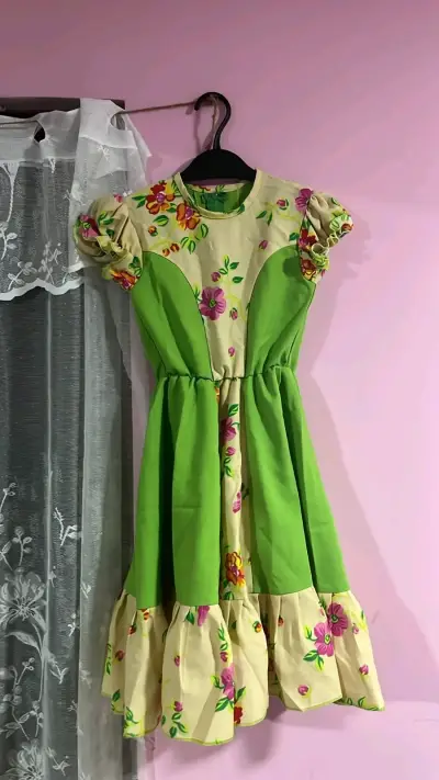 Vestido floral verde y crema para niña - miniatura 1
