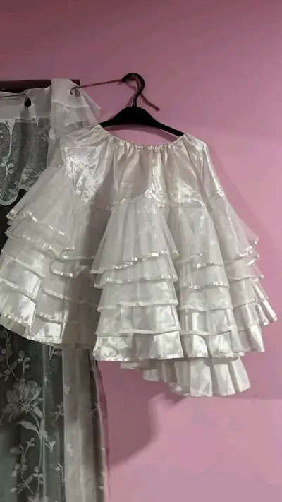 Vestido floral verde y crema para niña - miniatura 2
