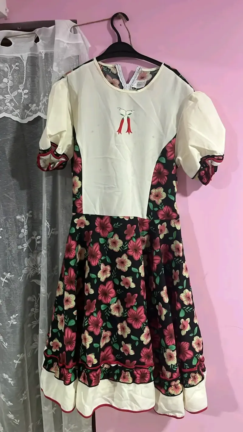 Vestido floral verde y crema para niña - 3