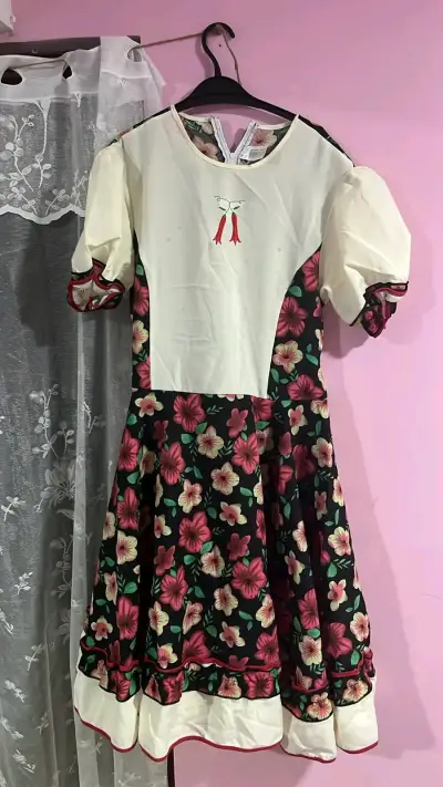 Vestido floral verde y crema para niña - miniatura 3