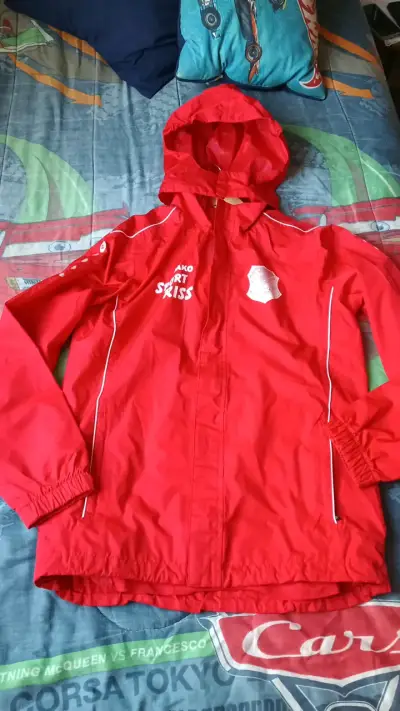 Chaqueta deportiva roja Jako con capucha - miniatura 1