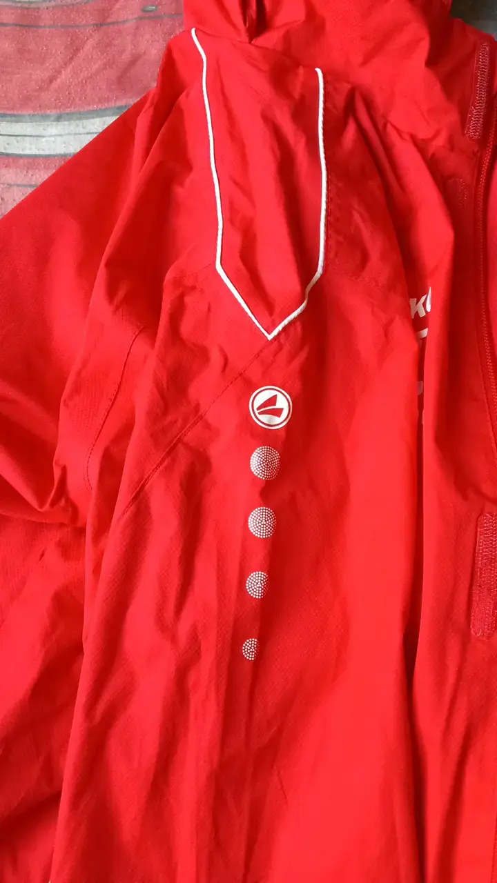 Chaqueta deportiva roja Jako con capucha - 5