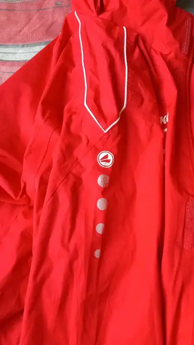 Chaqueta deportiva roja Jako con capucha - miniatura 5