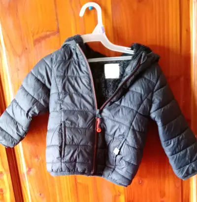 Chaqueta acolchada para niño con capucha - miniatura 1