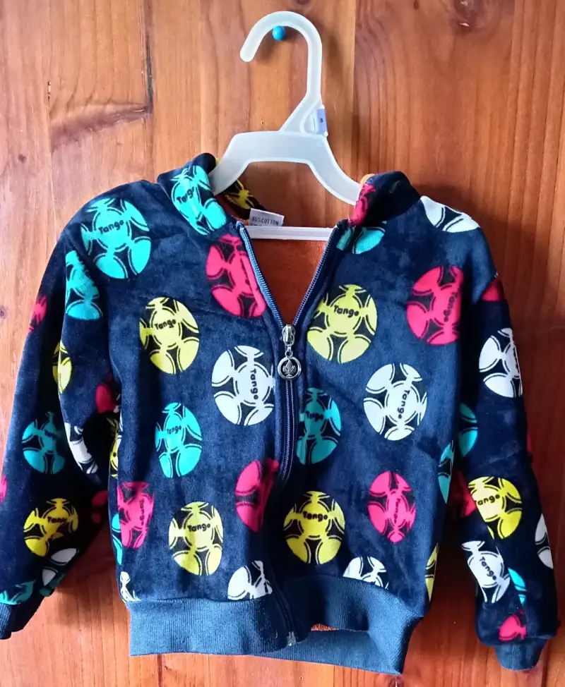 Polerón infantil con capucha y diseño colorido - 1