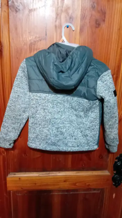 Chaqueta para niño con capucha y mangas grises - miniatura 2