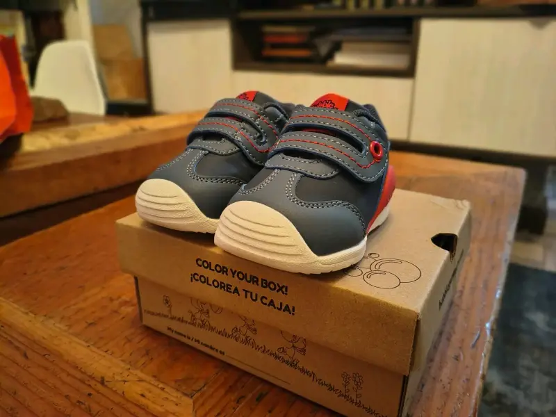 Zapatillas para bebé azul con detalles rojos - 1