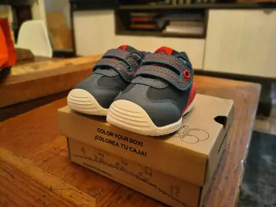 Zapatillas para bebé azul con detalles rojos - miniatura 1