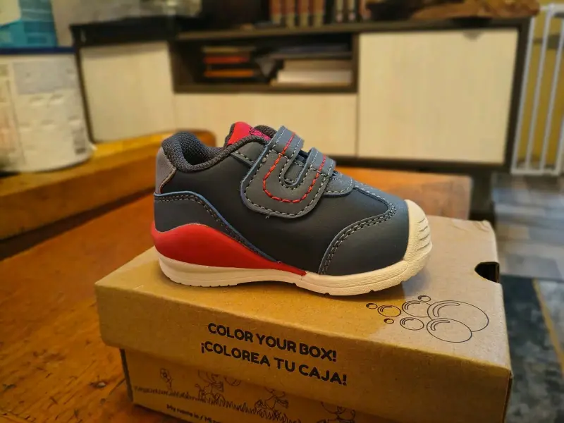 Zapatillas para bebé azul con detalles rojos - 2