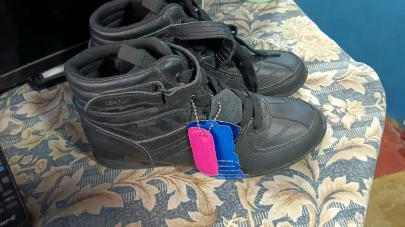Zapatillas negras de cuero para mujercon etiqueta - 1
