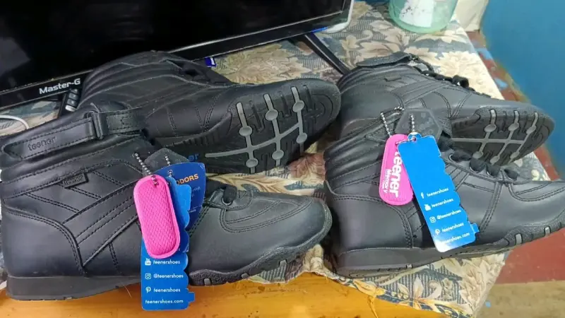 Zapatillas negras de cuero para mujercon etiqueta - 2