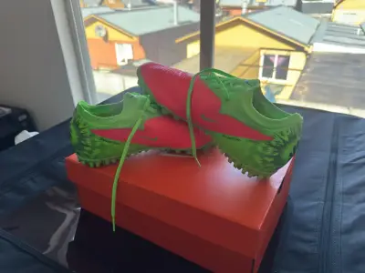 Zapatillas de fútbol Nike Phantom verde y rojo - miniatura 1