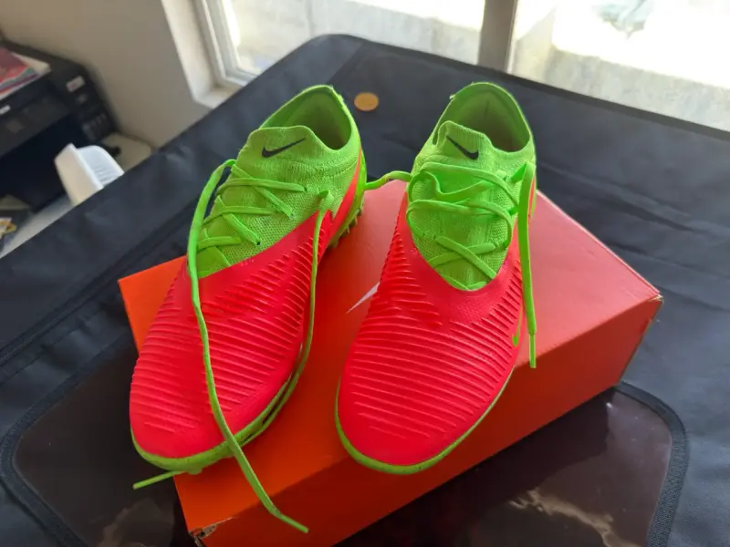 Zapatillas de fútbol Nike Phantom verde y rojo - 4
