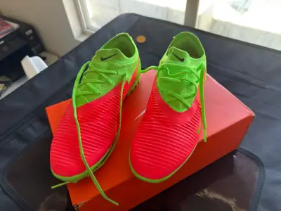 Zapatillas de fútbol Nike Phantom verde y rojo - miniatura 4