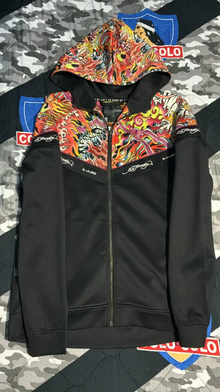 Polerón con capucha Ed Hardy diseño llamativo