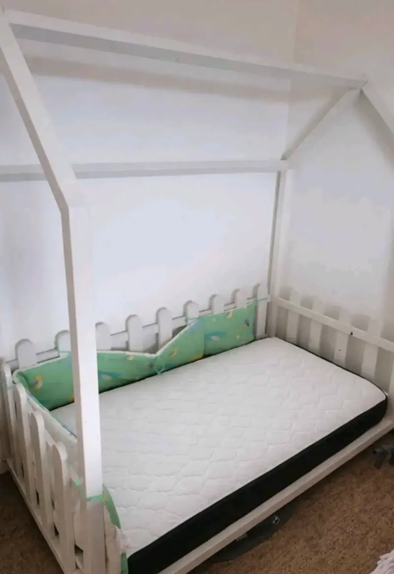 Cama infantil de madera estilo casa - 1