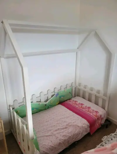 Cama infantil de madera estilo casa - miniatura 2