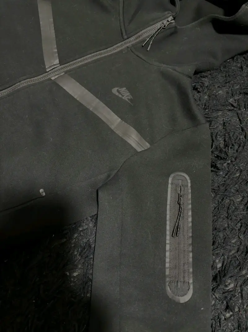 Polerón Nike tech negro con capucha y cierre - 1