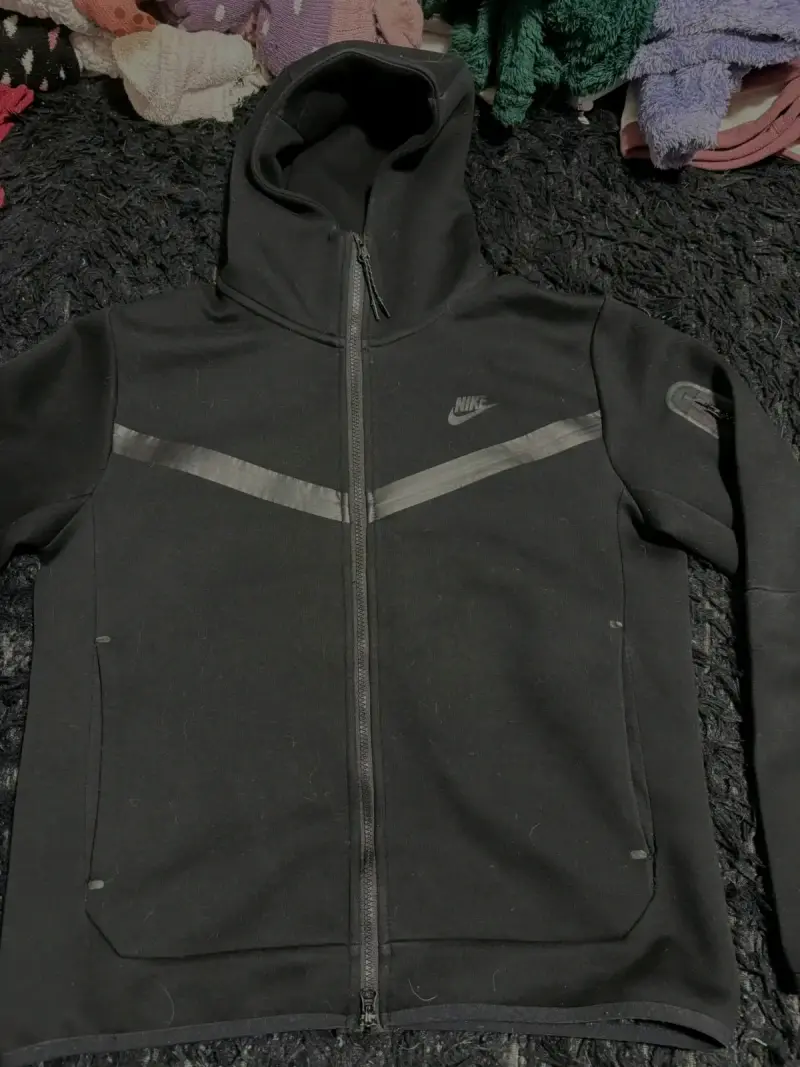 Polerón Nike tech negro con capucha y cierre - 2