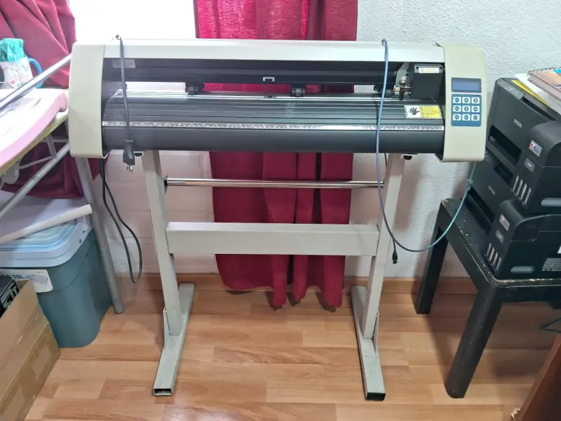 Plotter de Corte Profesional con Soporte - 1