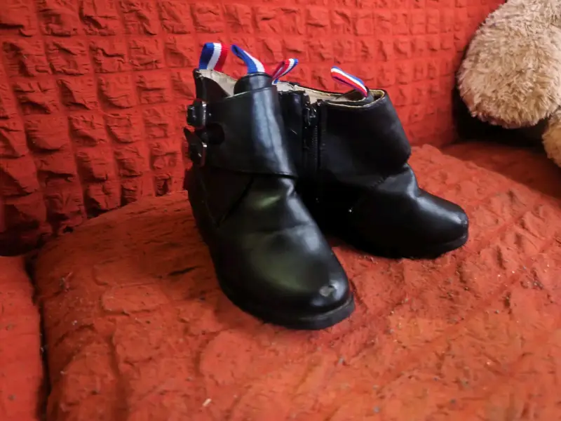 Botines negros de cuero para niños con hebillas - 1
