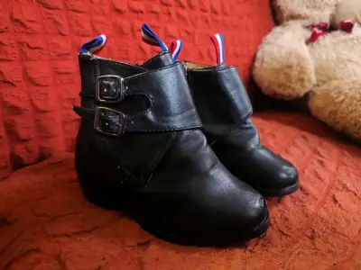 Botines negros de cuero para niños con hebillas - miniatura 2
