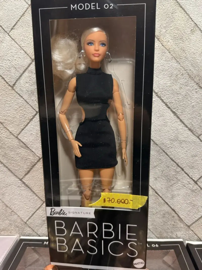 Muñeca Barbie Basics Modelo 02 en Vestido Negro - 2