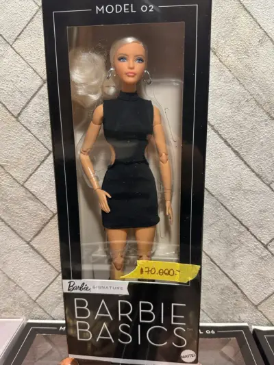 Muñeca Barbie Basics Modelo 02 en Vestido Negro - miniatura 2