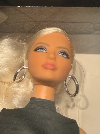 Muñeca Barbie Basics Modelo 02 en Vestido Negro - miniatura 3