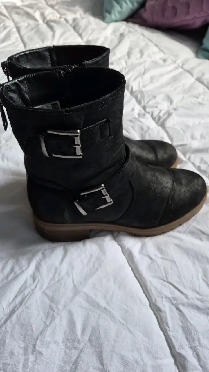 Botas negras con hebillas talla 39 - 1