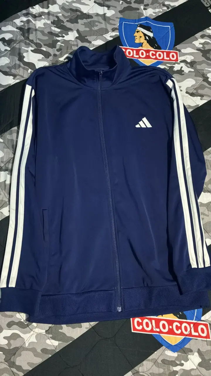 Chaqueta deportiva azul con franjas blancas