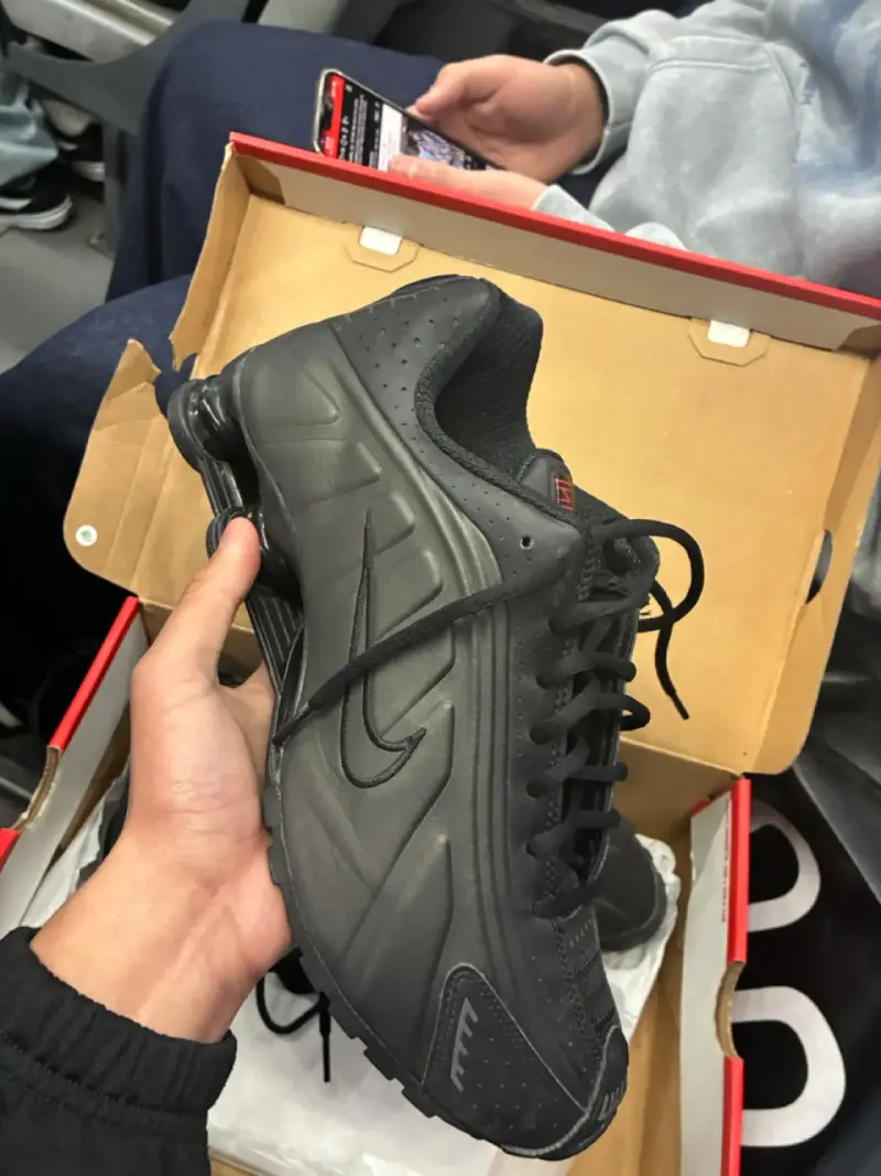 Nike Shox R4 Triple Black - 3