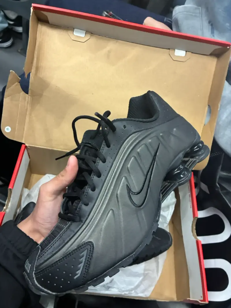 Nike Shox R4 Triple Black - 4