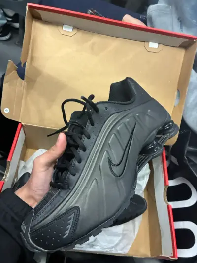 Nike Shox R4 Triple Black - miniatura 4