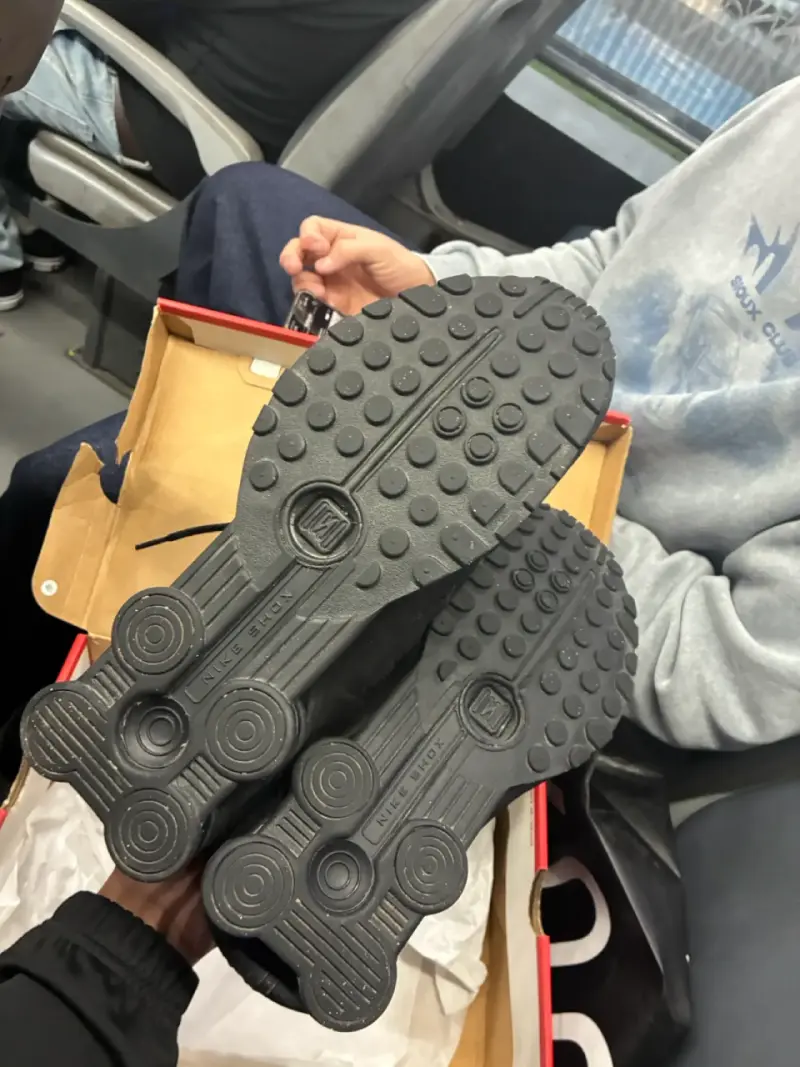 Nike Shox R4 Triple Black - 5
