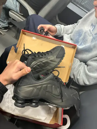 Nike Shox R4 Triple Black - miniatura 6