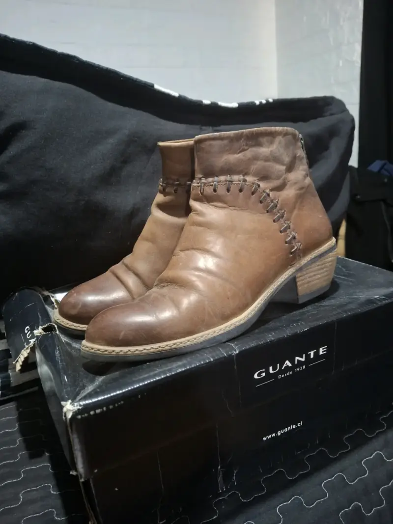 Botines de cuero marrón Pollini en buen estado