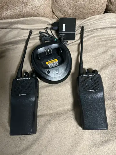 Radios Motorola EP450s con cargador - miniatura 1