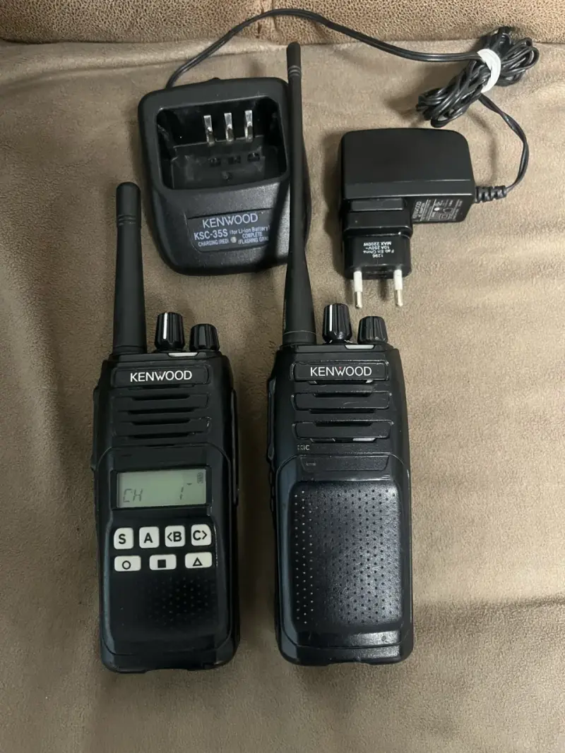 Radios portátiles Kenwood UHF NX-1300AK2 con cargador - 1