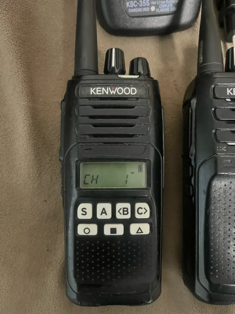 Radios portátiles Kenwood UHF NX-1300AK2 con cargador - 3